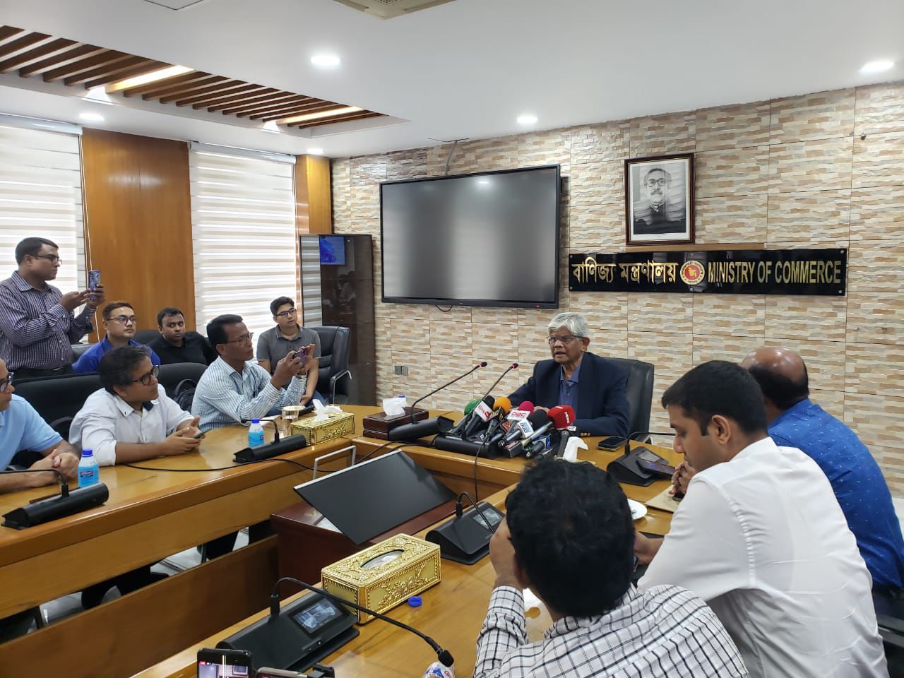 পাচারকৃত টাকা ফিরিয়ে আনতে টাস্কফোর্স গঠন হচ্ছে : বাণিজ্য উপদেষ্টা